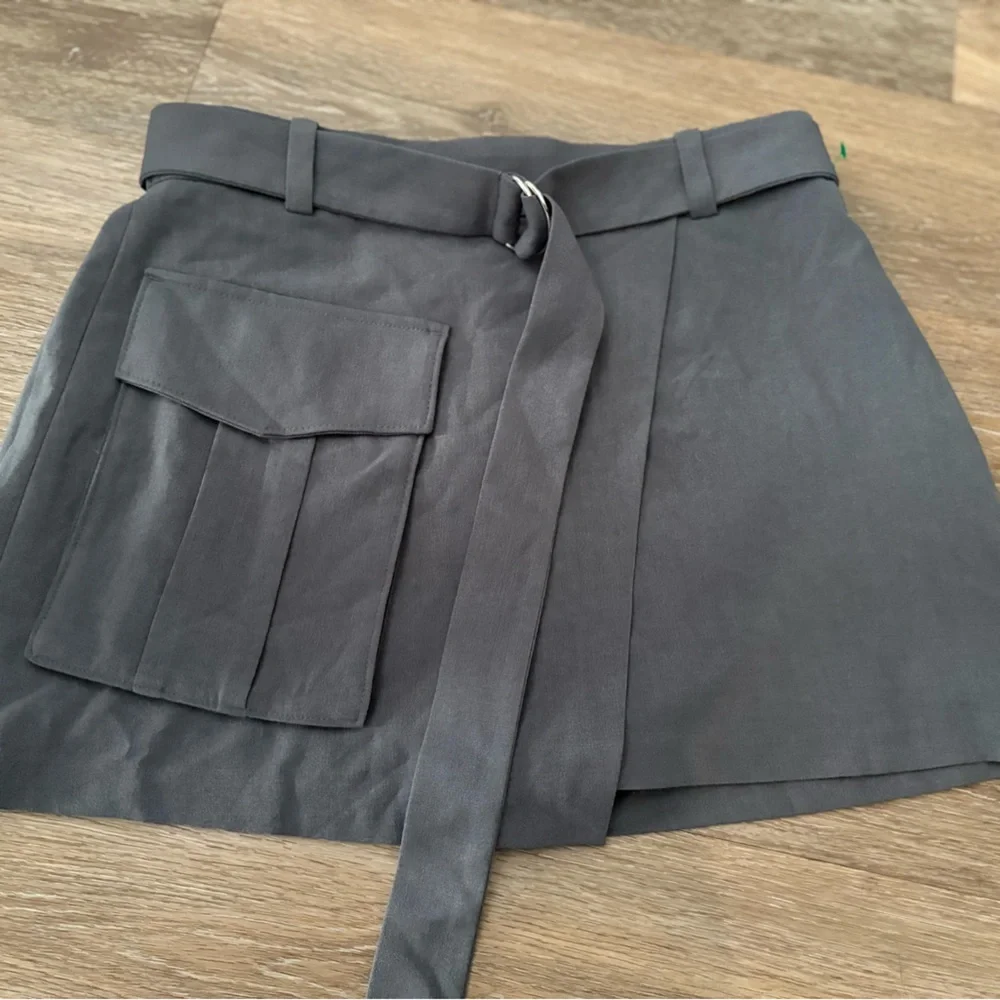 ABERCROMBIE & FITCH grey mini skort belted large